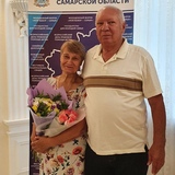 Накануне празднования дня семьи, любви и верности в отделе ЗАГС Кировского района поздравили замечательную супружескую пару.