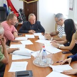Глава Кировского района Игорь Рудаков провел заседание комиссии по рассмотрению предложений о включении дворовых территорий в план благоустройства на 2025 год.