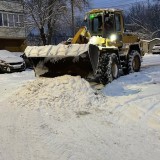 В Кировском районе продолжается уборка территории от снега и наледи