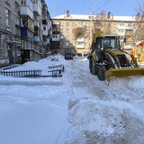 В Кировском районе коммунальные службы и управляющие компании продолжают активно наводить порядок после снегопада.