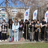 Молодежный субботник на Дальневосточной: Школьники Кировского района в действии!