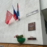 У мемориальных досок героев Советского Союза Кировского района высадили красивые цветы