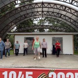 В парке 50 летия октября проходят оздоровительная утренняя зарядка в стиле ГТО с жителями Кировского района 