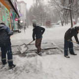 Кировский район активно борется со снегопадом!