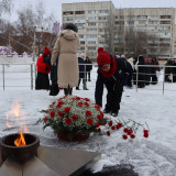В Кировском районе состоялось торжественное возложение цветов к Вечному огню, приуроченное ко Дню защитника Отечества. 