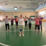 Бодрое утро в Кировском районе: Зарядка с серебряными волонтерами! 