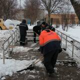 В Кировском районе борются с последствиями снегопада