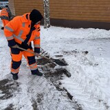 В Кировском районе продолжается очистка тротуаров и дорог от снега и наледи