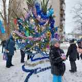 В Кировском районе на Школьной аллее для жителей 14-го микрорайона прошло праздничное мероприятие «Забавы Деда Мороза»