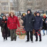 Накануне Дня защитника Отечества жители Кировского района возложили цветы к вечному огню в парке имени 50-летия октября