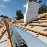 В Кировском районе по региональной программе капитального ремонта продолжается ремонт крыш многоквартирных домов
