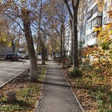 Обновлённая дворовая территория в Кировском районе радует жителей этой золотой осенью.