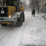В Кировском районе продолжается очистка придомовых территорий и внутриквартальных дорог от снега и наледи