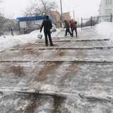 Коммунальные службы Кировского района продолжают уборку территории от снега и обработку от наледи