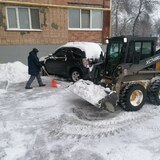 В Кировском районе продолжаются работы по уборке снега и наледи