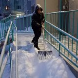 В Кировском районе продолжается очистка придомовых территорий и внутриквартальных дорог от снега и наледи