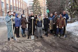 В Кировском районе прошёл первый субботник на незакрепленной территории рядом с районным судом #6