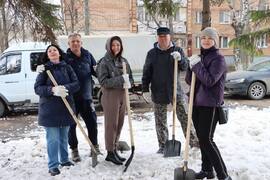 В Кировском районе прошёл первый субботник на незакрепленной территории рядом с районным судом #8