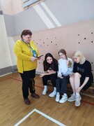 Волонтеры Кировского района помогают жителям проголосовать за объект благоустройств #1