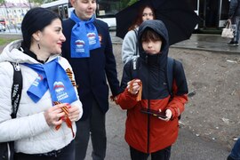 Волонтеры молодёжного парламента Кировского района вручали жителям георгиевские ленты. #1