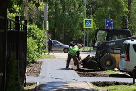 В Кировском районе в рамках проекта «Дорога к школе» проводится ремонт тротуаров и внутриквартальных дорог #2