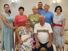 Накануне празднования дня семьи, любви и верности в отделе ЗАГС Кировского района поздравили замечательную супружескую пару. #4