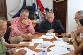 Глава Кировского района Игорь Рудаков провел заседание комиссии по рассмотрению предложений о включении дворовых территорий в план благоустройства на 2025 год. #4