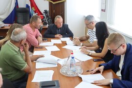 Глава Кировского района Игорь Рудаков провел заседание комиссии по рассмотрению предложений о включении дворовых территорий в план благоустройства на 2025 год. #3