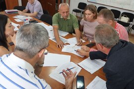 Глава Кировского района Игорь Рудаков провел заседание комиссии по рассмотрению предложений о включении дворовых территорий в план благоустройства на 2025 год. #2