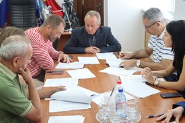 Глава Кировского района Игорь Рудаков провел заседание комиссии по рассмотрению предложений о включении дворовых территорий в план благоустройства на 2025 год. #1