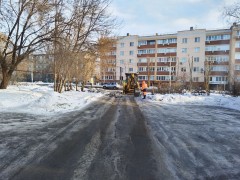 Администрация Кировского района активно борется со снегом и льдом! #2