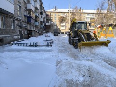 В Кировском районе коммунальные службы и управляющие компании продолжают активно наводить порядок после снегопада. #7