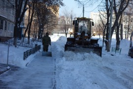 В Кировском районе коммунальные службы и управляющие компании продолжают активно наводить порядок после снегопада. #10