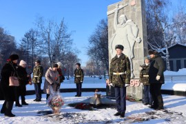 В преддверии Дня защитника Отечества в Кировском районе возложили цветы к вечному огню  #1