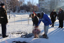 В преддверии Дня защитника Отечества в Кировском районе возложили цветы к вечному огню  #7