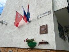 У мемориальных досок героев Советского Союза Кировского района высадили красивые цветы #1