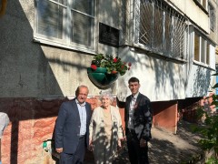 У мемориальных досок героев Советского Союза Кировского района высадили красивые цветы #4