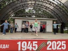 В парке 50 летия октября проходят оздоровительная утренняя зарядка в стиле ГТО с жителями Кировского района "Серебряного возраста" #2