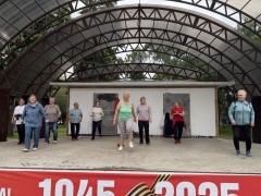 В парке 50 летия октября проходят оздоровительная утренняя зарядка в стиле ГТО с жителями Кировского района "Серебряного возраста" #1