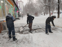 Кировский район активно борется со снегопадом! #5