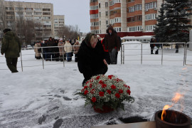 В Кировском районе состоялось торжественное возложение цветов к Вечному огню, приуроченное ко Дню защитника Отечества.  #5
