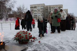 В Кировском районе состоялось торжественное возложение цветов к Вечному огню, приуроченное ко Дню защитника Отечества.  #6
