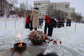В Кировском районе состоялось торжественное возложение цветов к Вечному огню, приуроченное ко Дню защитника Отечества.  #7