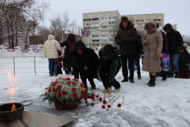 В Кировском районе состоялось торжественное возложение цветов к Вечному огню, приуроченное ко Дню защитника Отечества.  #9