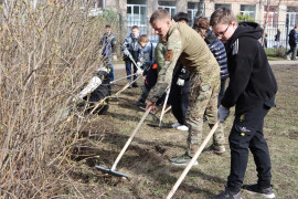 Сегодня у школы №168 состоялся первый субботник в рамках месячника по благоустройству. #1