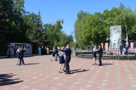 В преддверии 9 Мая школа "Кадет №95" исполнили вальс победы! #1