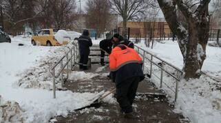 В Кировском районе борются с последствиями снегопада #2