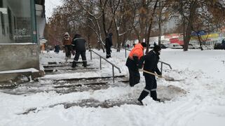 В Кировском районе борются с последствиями снегопада #11