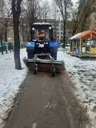 В Кировском районе продолжается очистка тротуаров и дорог от снега и наледи #1