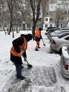 В Кировском районе продолжается очистка тротуаров и дорог от снега и наледи #2
